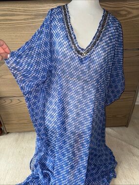 WOW !! Beautiful ❤️😍Blue Patterned Sheer Kaftan with Beaded V-Neck
SIZE S/M